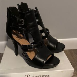 Daisy Fuentes Black High Heel Sandals with Straps